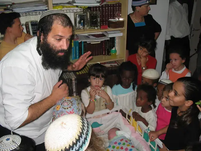 מתנחלים חוסמים את הכביש בו אירע הפיגוע
