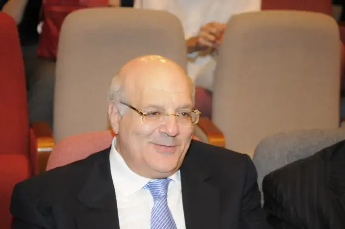 שופט העליון מלצר מצא חבל תלייה בכניסה לביתו