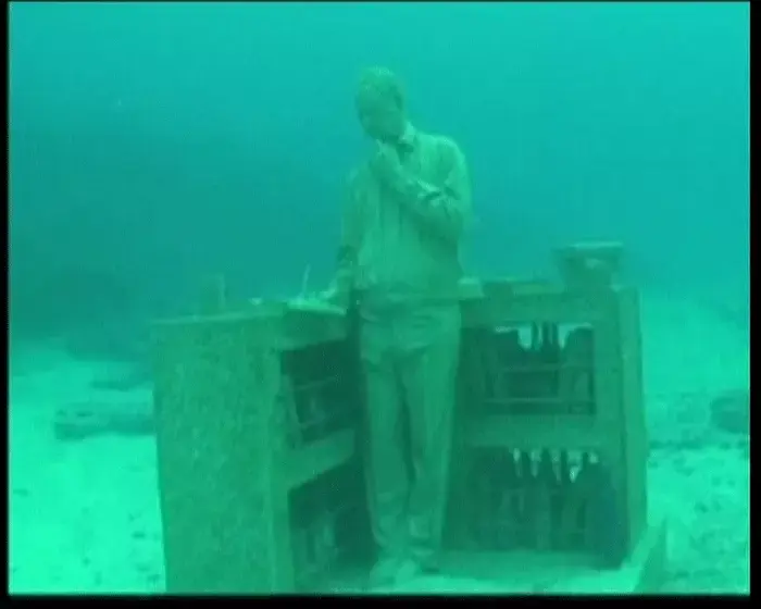 אמנות או למות: הפסלים יצילו את השונית