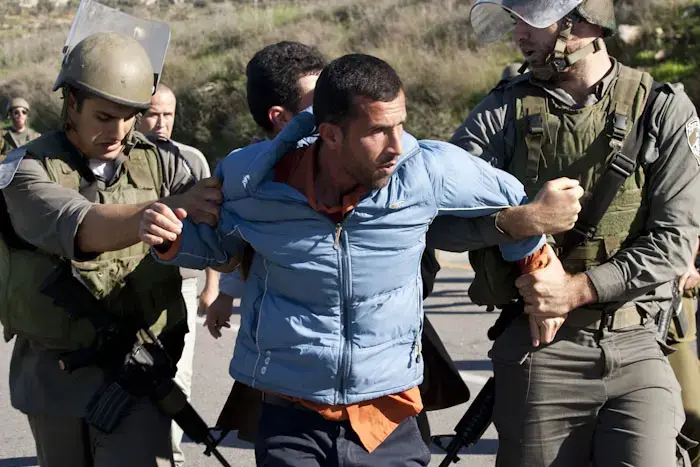 מחאה נגד רה"מ: פעילי ימין התבצרו בבית בחברון