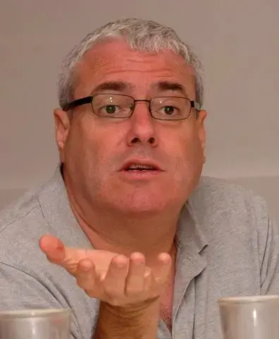 בגנות הדמוקרטיה ובזכות הטיח