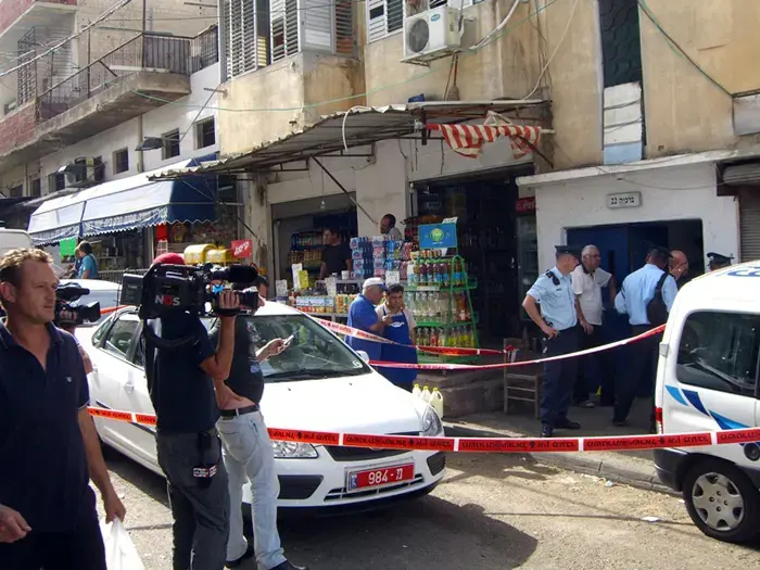חמושים שדדו חנות בתל אביב, הבעלים נפצע קל