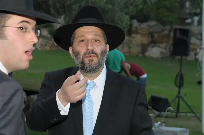 קמפיין בעיתונות הדתית: "דרעי, חזור עכשיו!"
