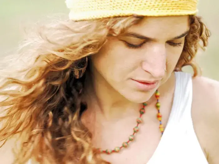עלמה זהר עם סינגל חדש למען הפליטים מאפריקה
