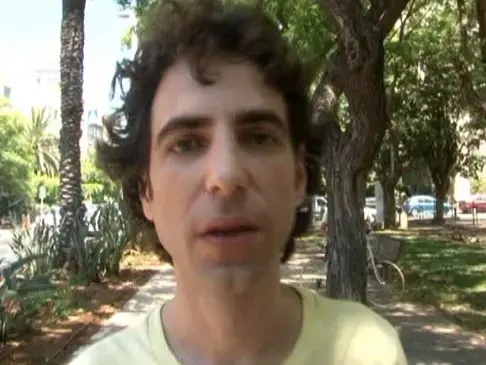 בכורה: שמוליק פרי מחייך