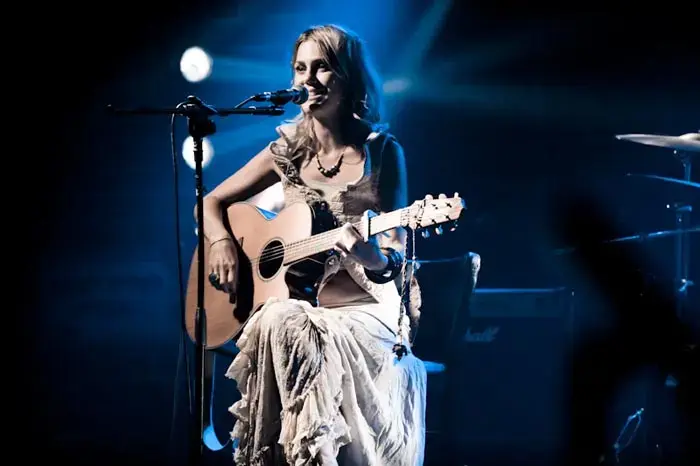 בכורה: "Carlie Fairburn Band - "Blue