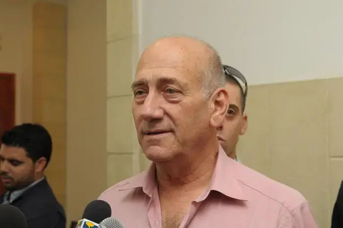 הבוקר: אהוד אולמרט יעלה לראשונה על דוכן העדים
