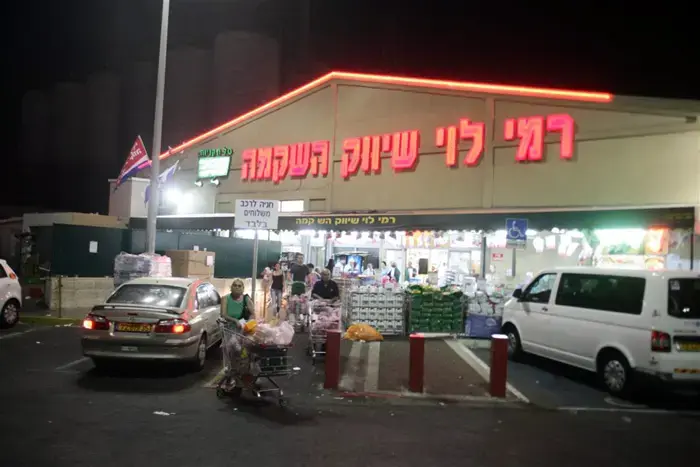 סערה סביב רומן בין קופאית יהודייה לאורז פלסטיני
