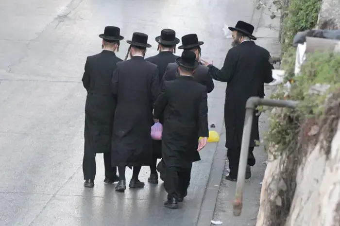 חשד: שלושה גברים התעללו מינית בכ-30 ילדים בי-ם