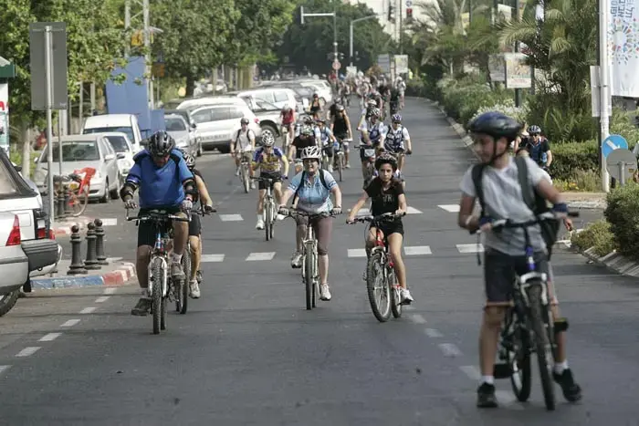 בשורה לרוכבי האופניים בערים: בוטלה חובת חבישת קסדה