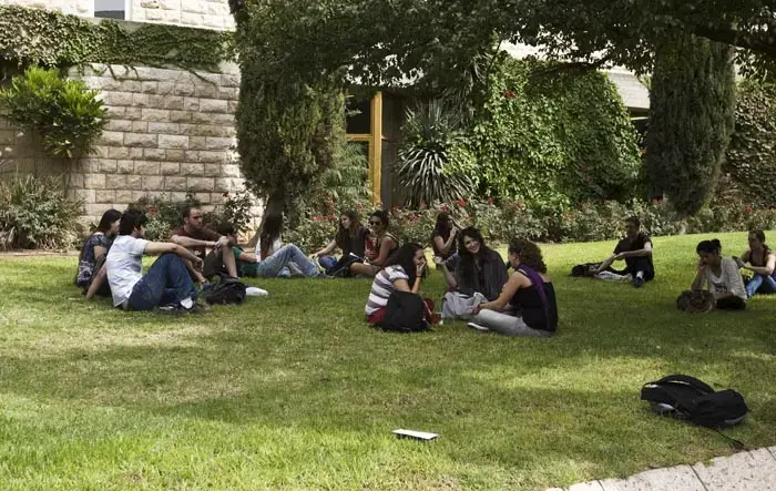 קשישים במקום סטודנטים: בצלאל מקדמת בית אבות בהר הצופים בי-ם
