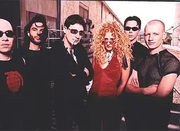 היהודים מתכנסים למופע מיוחד