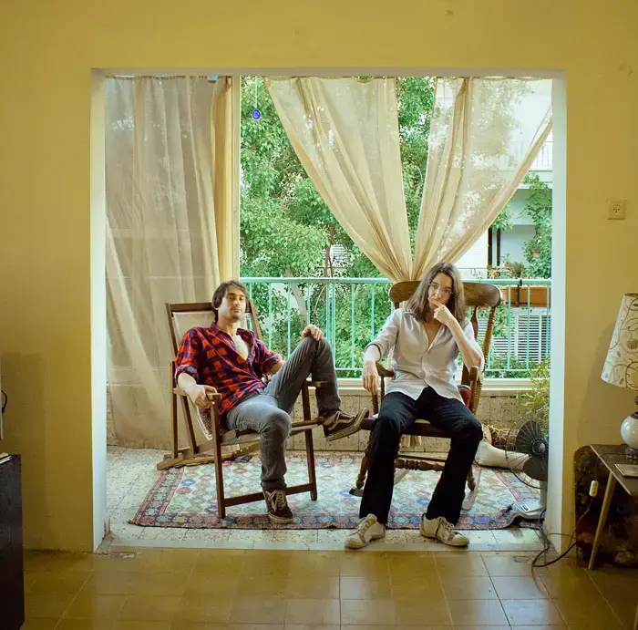בכורה: "Left - "Waiting On The Sun