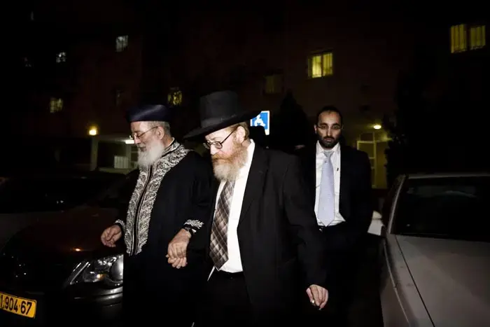 הרב עמאר לאשכנזים: "הזהרו מלפגוע בעובדיה"