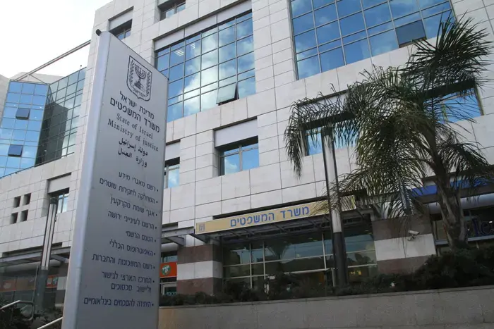 שוטר יואשם במעשה מגונה בנהגת שהוכרחה להתפשט בפניו