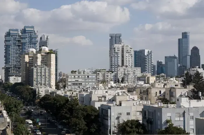 חשד: הבטיח דירות בתל אביב והונה במיליוני שקלים