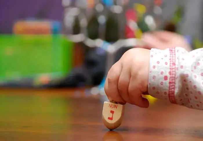 התמודדות עם הגירויים בחג החנוכה לילדים עם קשיים בוויסות