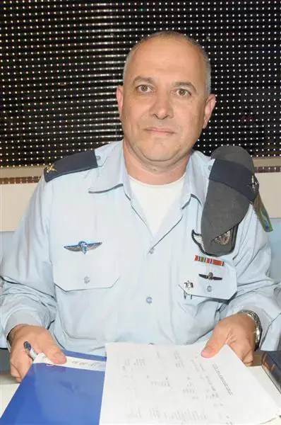 מצא את ההבדלים: אחד קצין חינוך ראשי, אחד "רשע"