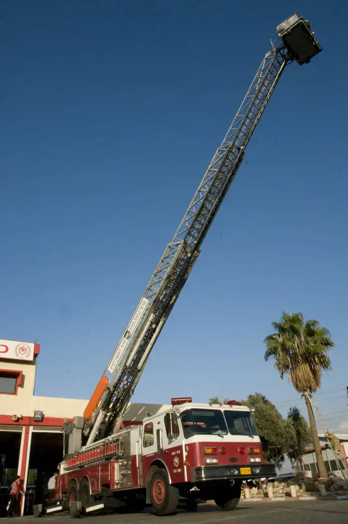 שריפה ברמה"ש: האם נפצעה קשה, האב והילדים קל