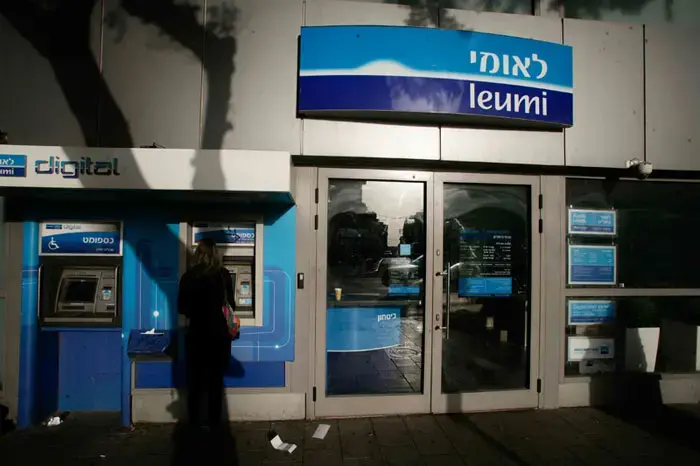 חשד: הציע "לעזור" לקשישים, וגנב מהם כרטיסי אשראי