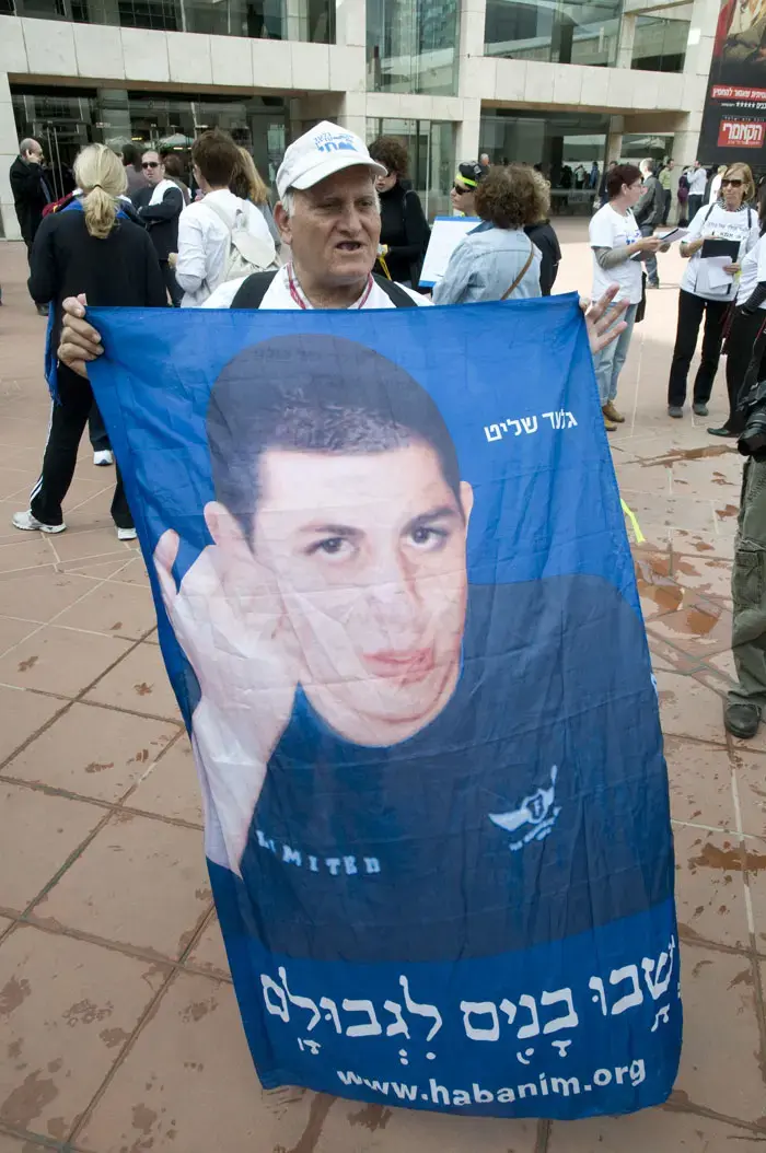 "משלחת חמאס תצא לדמשק לדון בעסקת שליט"
