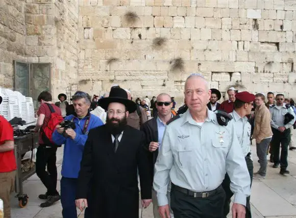 קיבל את ברכת הדרך: גלנט ביקר בכותל המערבי