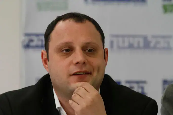"השקיעו הון בקדם אירוויזיון במקום באמן שייבחר"