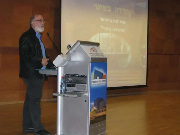 אקטיביסט לבכיר הישראלי: "מבצע נגדך מעצר אזרחי"