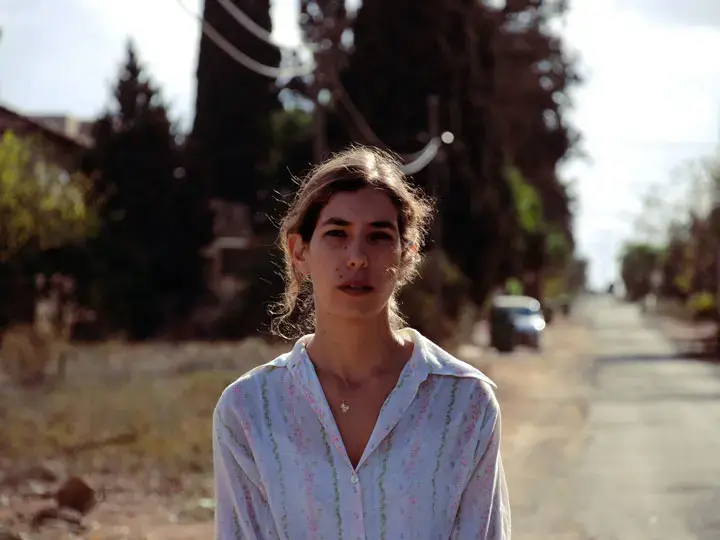 בכורה: שירלי קונס - "מחוץ לתמונה"