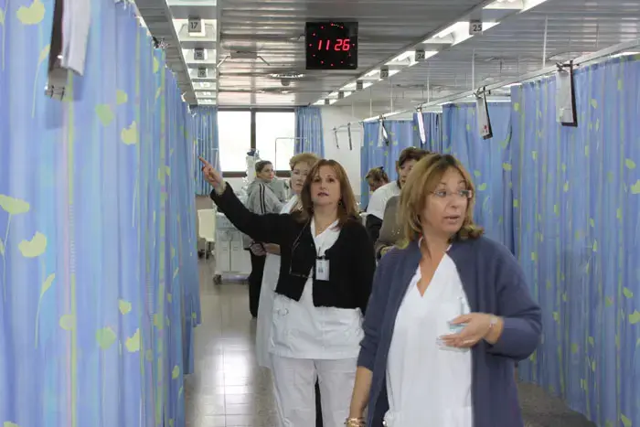 האחיות מחריפות את המחאה: מאות מיטות יופחתו