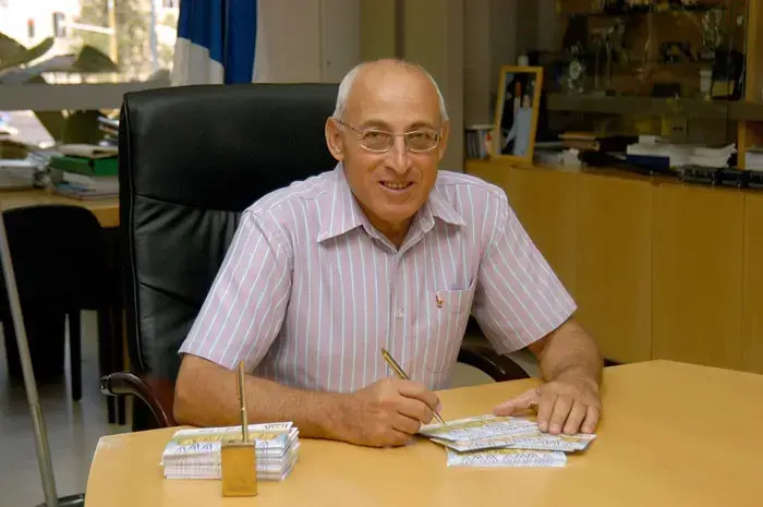 מוטי ששון הוא ראש העיר שנחקר בחשד לעבירות מין