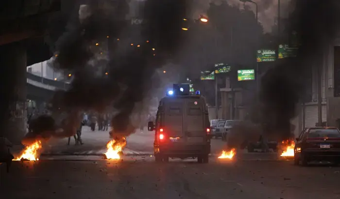 מובארק הכריז עוצר כללי, טנקים ברחובות מצרים