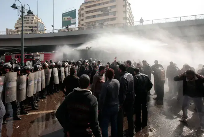 מצרים: מובארק הכריז על עוצר בערים המרכזיות