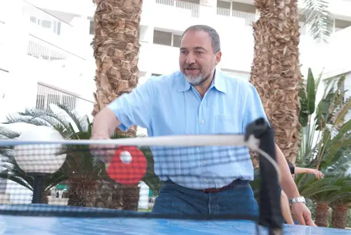 אין נאמנות בלי עיסוי: צפו בנופש של ליברמן וחבריו