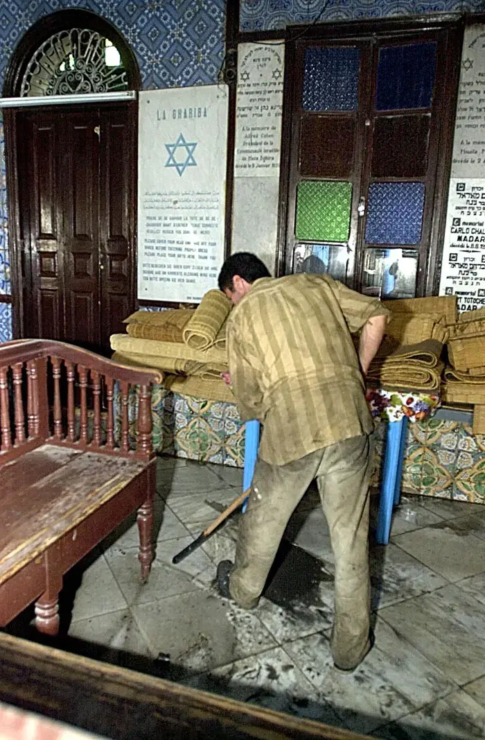 טוניסיה: אלמונים העלו באש בית כנסת בג'רבה