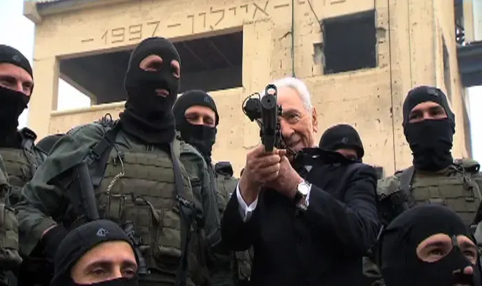 פרס: להפסיק מיד המריבה בצמרת מערכת הביטחון