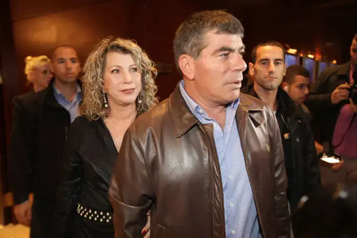 "על גנץ להורות על חקירה פנימית למסרוני הרפז"
