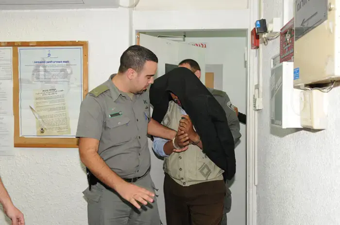חשד: העניש ילדיו בהכנסת פלפל חריף לפיהם