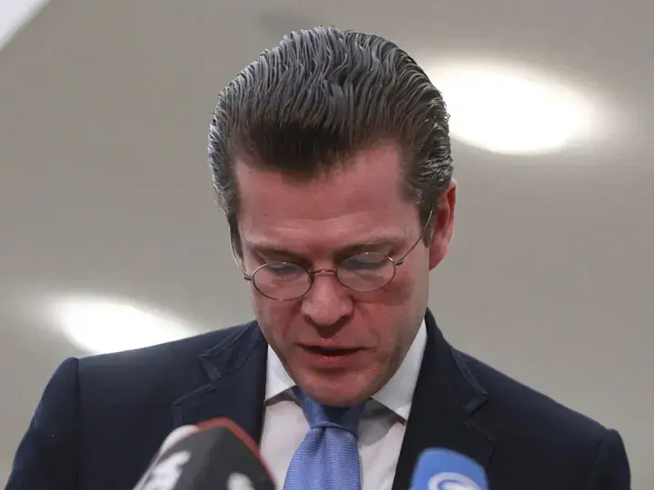 גרמניה: שר ההגנה ויתר על הדוקטורט בגלל העתקה