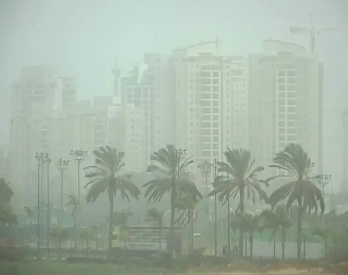 פגעי מזג האוויר: עמודים קרסו, טיסות בוטלו