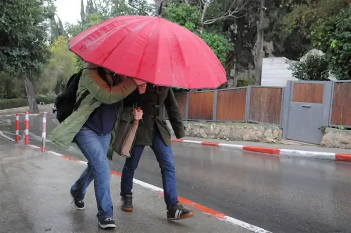 הגיע זמן מעיל: ירידה ניכרת בטמפ', גשם בצפון