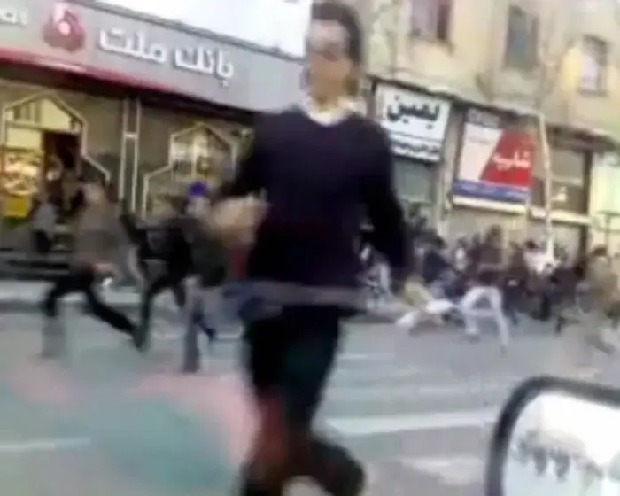 דיווח: המהומות התפשטו לבירת לוב, הפגנות באירן