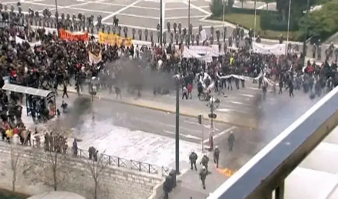 מהומות ביוון: שוטר נפגע מבקבוק תבערה ועלה באש