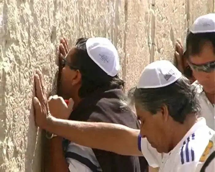 הכורים הצ'יליאנים בי-ם: הטמינו פתקים בכותל