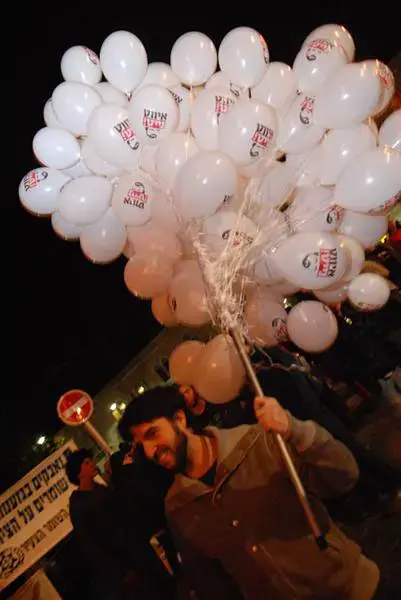 אלפים הפגינו בכיכר ציון: "מתביישים בגזענות"