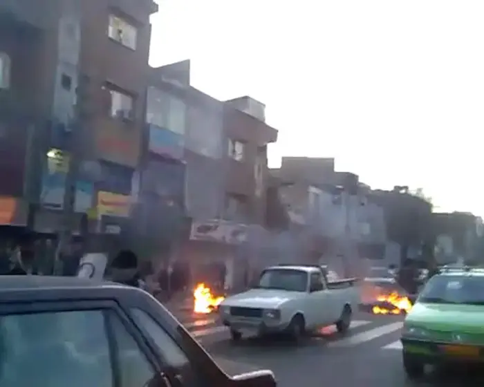 סרטונים מטהרן: רחובות חסומים, פחים בוערים