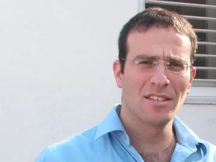 הרוויח 13 אלף שקל, אך העדיף להיות עובד סוציאלי