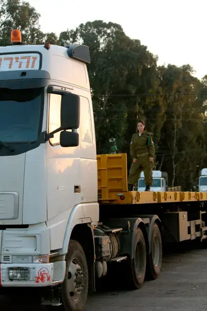 הפתעה בקבינה: קבלו את נהגת הסמי הראשונה בצה"ל