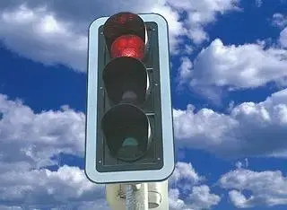 במשטרה שוקלים: הוספת שנייה לרמזור הצהוב