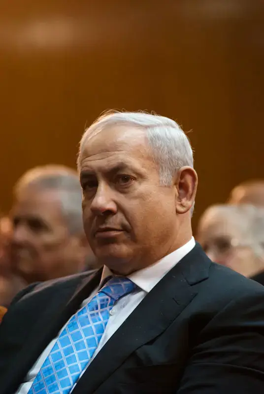 החברים של נתניהו: מימנו למשפחתו טיסות לחו"ל